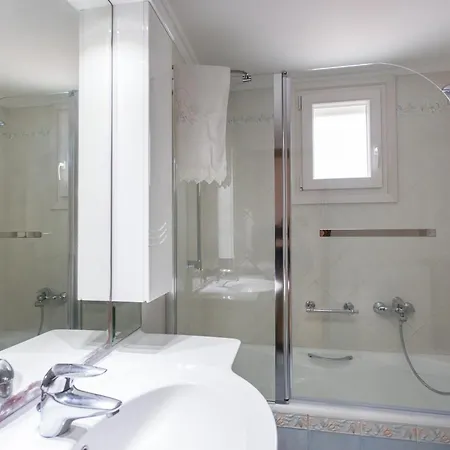 Panos Luxury Paro